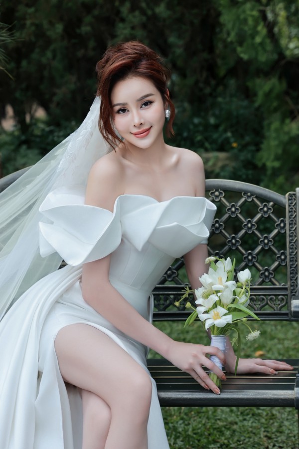 Hoa hậu Sella Trương khoe vẻ đẹp quyến rũ với váy cưới