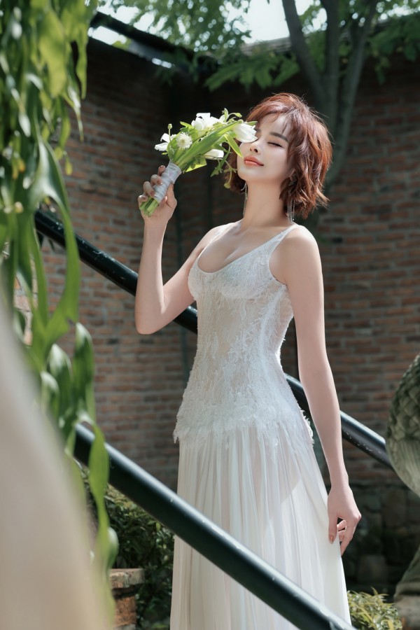 Hoa hậu Sella Trương khoe vẻ đẹp quyến rũ với váy cưới