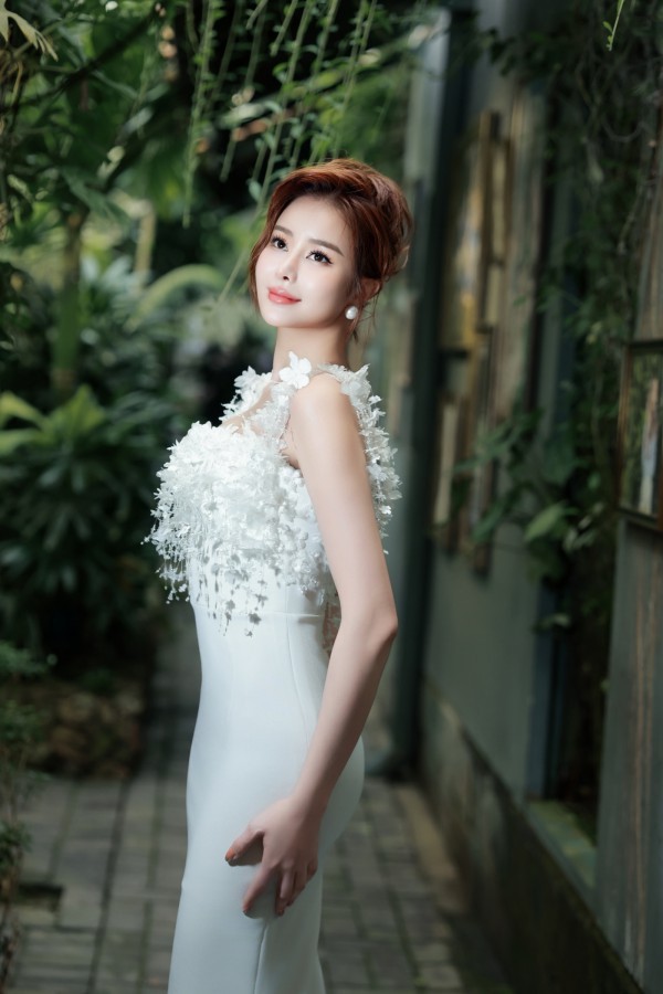 Hoa hậu Sella Trương khoe vẻ đẹp quyến rũ với váy cưới