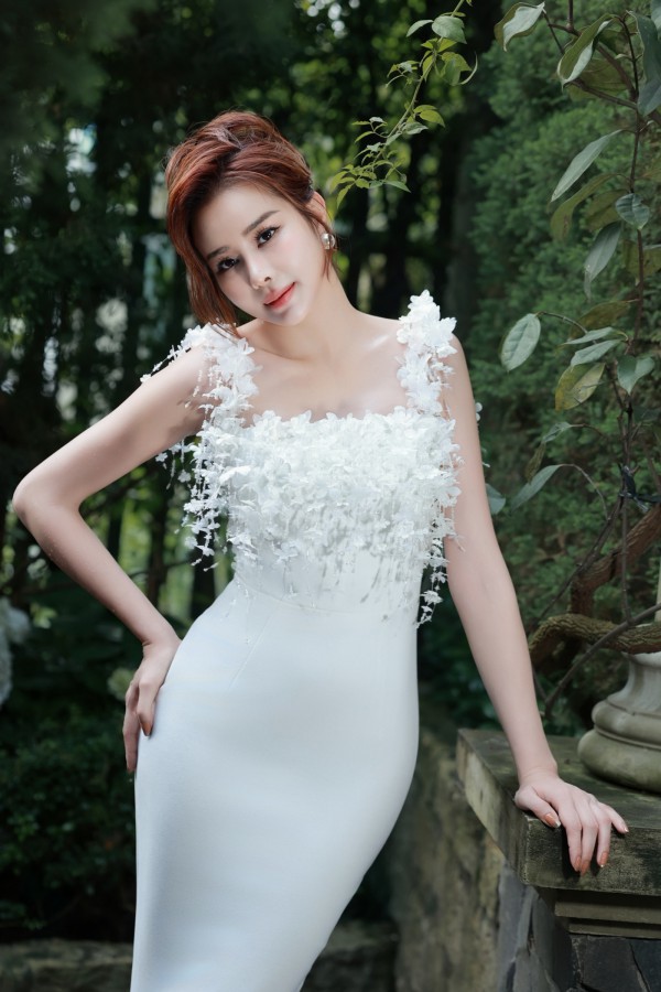 Hoa hậu Sella Trương khoe vẻ đẹp quyến rũ với váy cưới