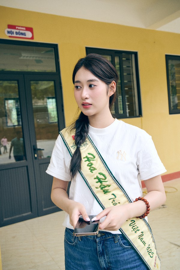 Hoa hậu Trái đất Trâm Anh giản dị khi đi từ thiện