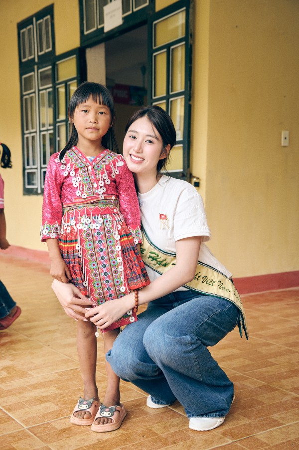 Hoa hậu Trái đất Trâm Anh giản dị khi đi từ thiện