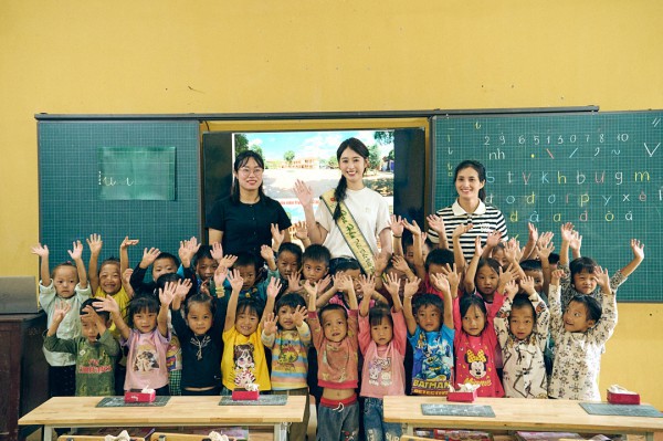 Hoa hậu Trái đất Trâm Anh giản dị khi đi từ thiện