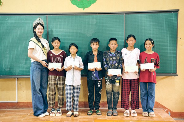 Hoa hậu Trái đất Trâm Anh giản dị khi đi từ thiện