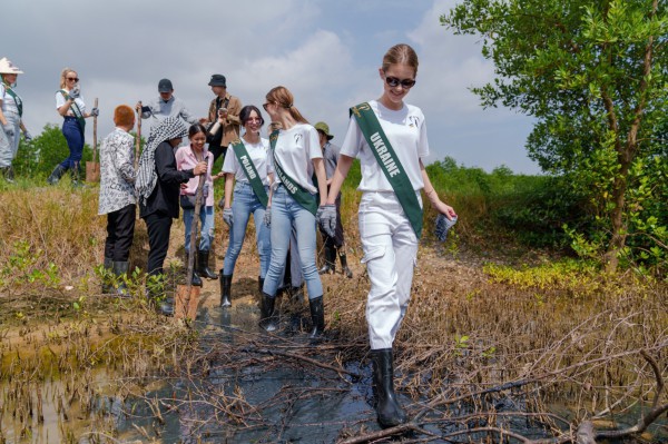 Hoa hậu Đỗ Lan Anh trồng rừng cùng các thí sinh 