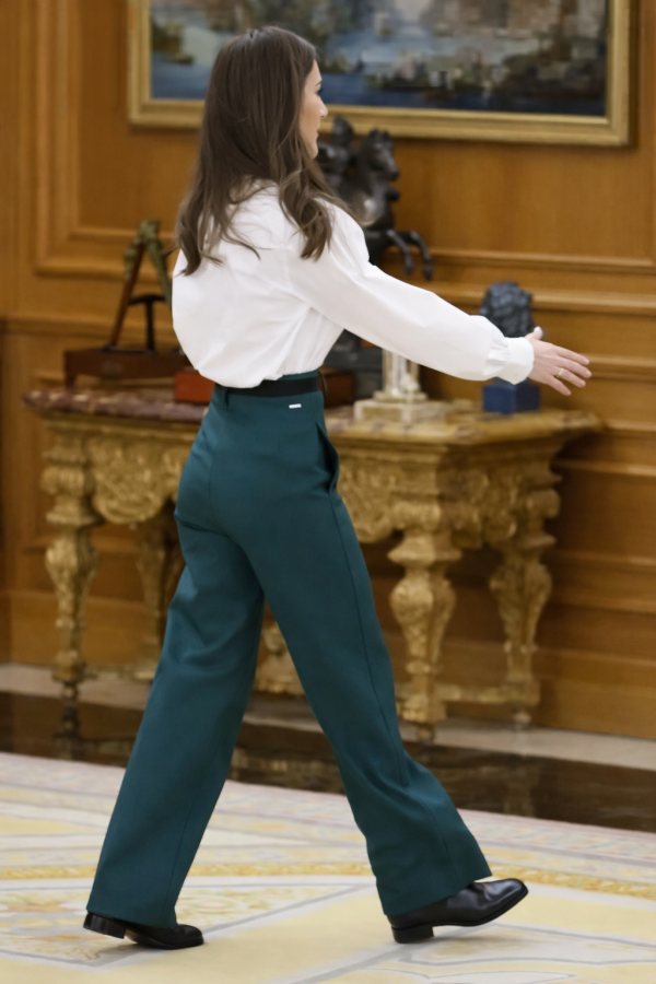 Hoàng hậu Letizia của Tây Ban Nha gợi ý 3 công thức mặc đẹp, thanh lịch năm 2026