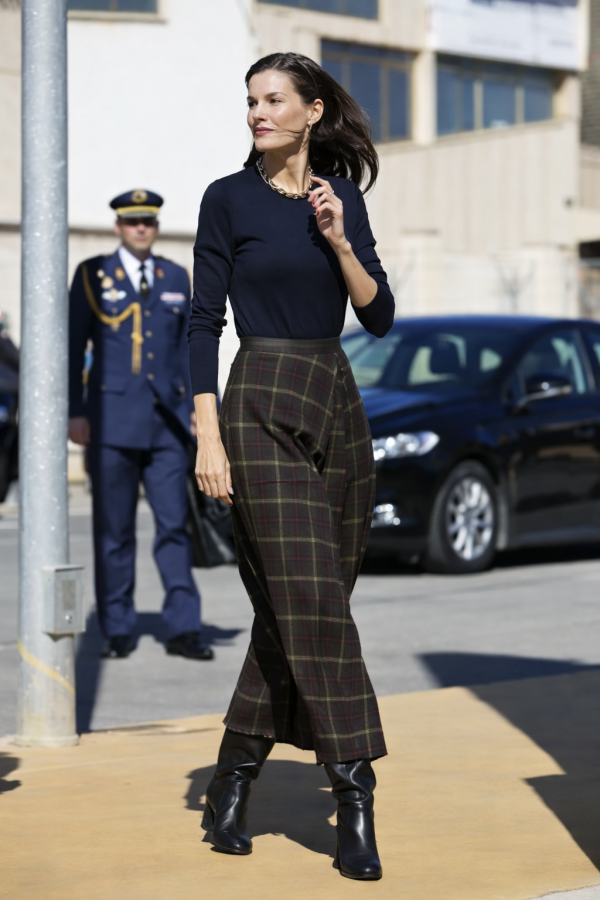 Hoàng hậu Letizia của Tây Ban Nha gợi ý 3 công thức mặc đẹp, thanh lịch năm 2026