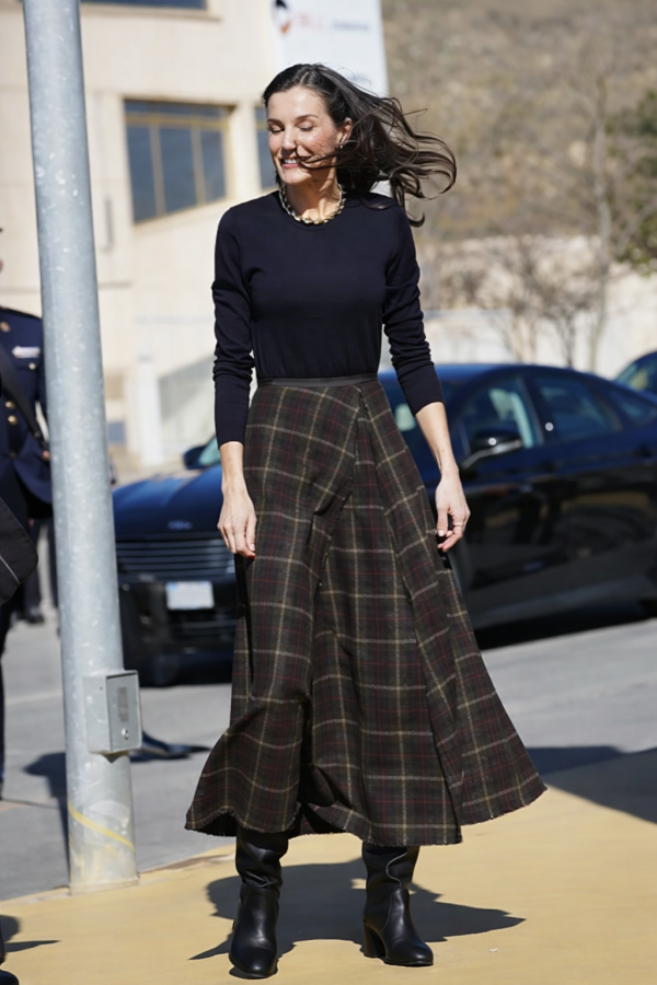 Hoàng hậu Letizia của Tây Ban Nha gợi ý 3 công thức mặc đẹp, thanh lịch năm 2026