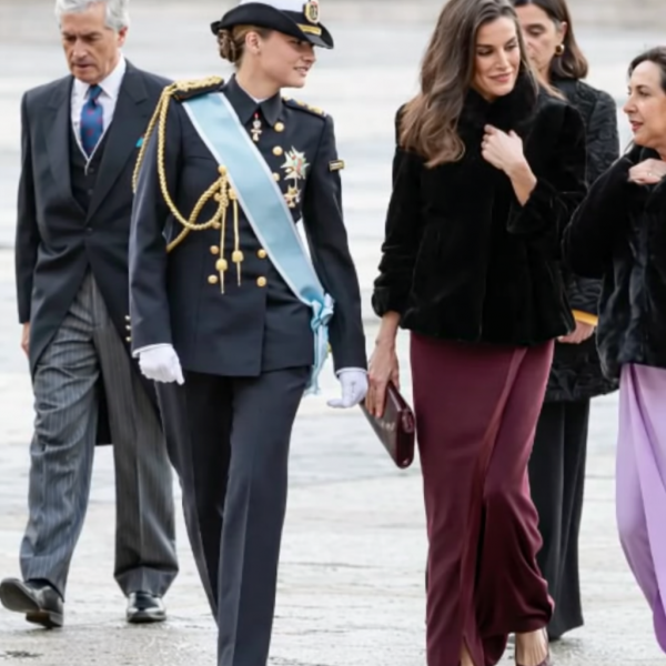 Hoàng hậu Letizia của Tây Ban Nha và dấu ấn thời trang với sắc rượu vang