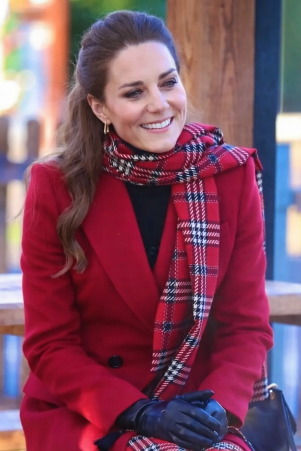 Học cách diện áo khoác dài chuẩn sang, vừa thanh lịch vừa tôn dáng như Công nương Kate Middleton