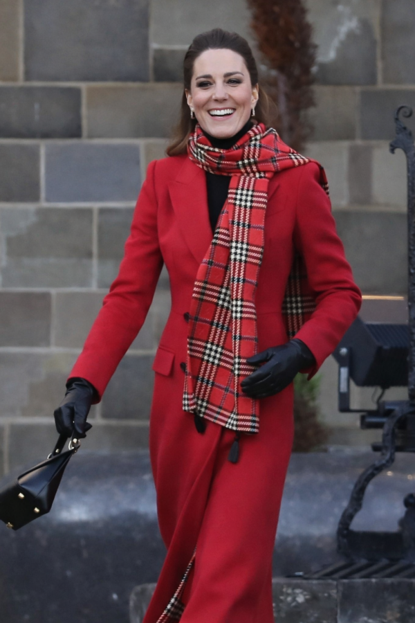 Học cách diện áo khoác dài chuẩn sang, vừa thanh lịch vừa tôn dáng như Công nương Kate Middleton