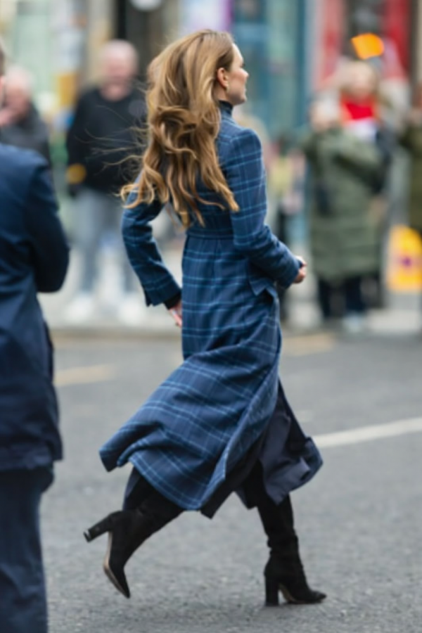 Học cách diện áo khoác kẻ caro như Công nương Kate Middleton: Thanh lịch, sang trọng và dễ áp dụng