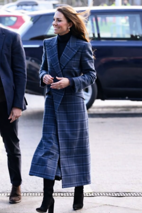 Học cách diện áo khoác kẻ caro như Công nương Kate Middleton: Thanh lịch, sang trọng và dễ áp dụng