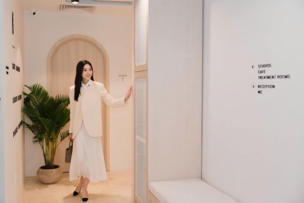 Học cách diện chân váy dài thanh lịch như 