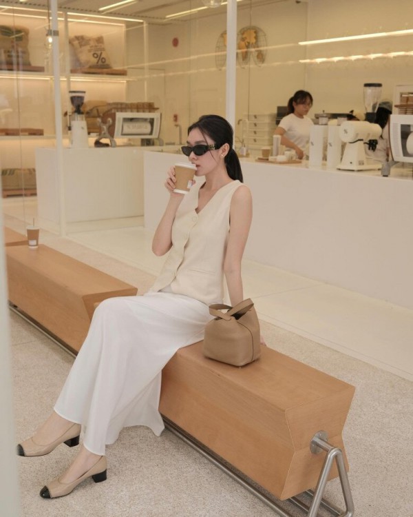 Học cách diện chân váy dài thanh lịch như 