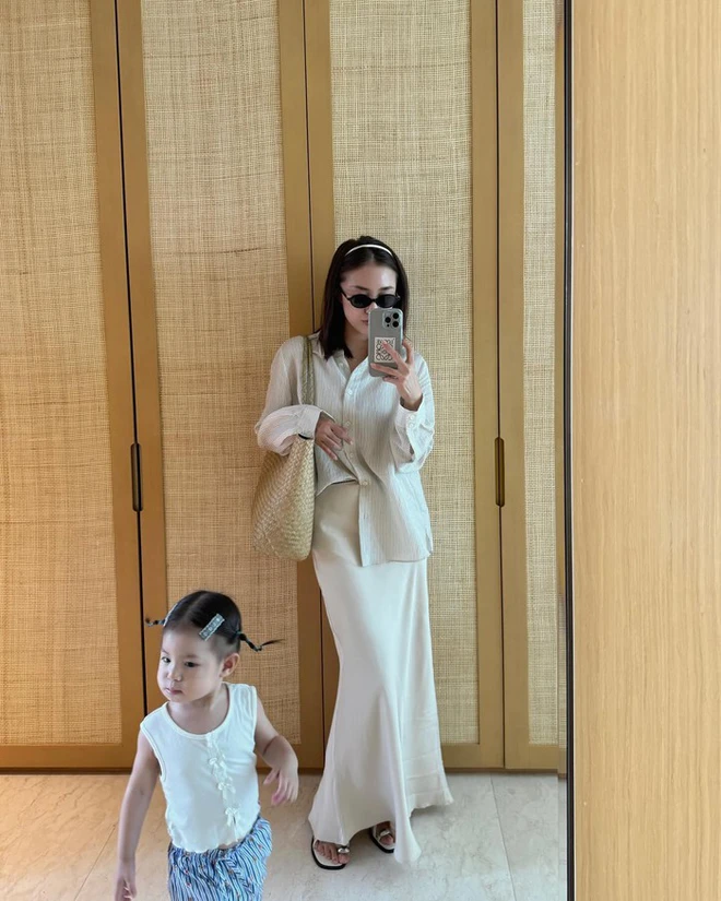 Học cách diện chân váy dài thanh lịch như 