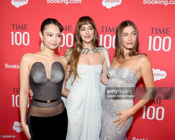 Jennie đọ sắc cùng Hailey Bieber tại thảm đỏ quyền lực TIME 100 