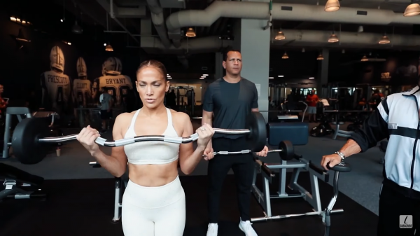 Jennifer Lopez truyền cảm hứng giữ vòng eo săn chắc ở tuổi U60