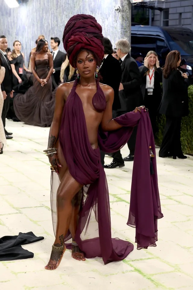 Katy Perry hóa phi hành gia, Heidi Klum biến thành tượng điêu khắc tại Met Gala 2026 