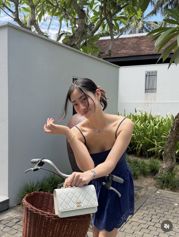 Không son phấn cầu kỳ, hoa hậu Lương Thùy Linh vẫn đẹp cuốn hút