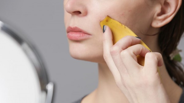 Làm đẹp từ gian bếp: Vỏ chuối giúp giảm mụn, sáng da