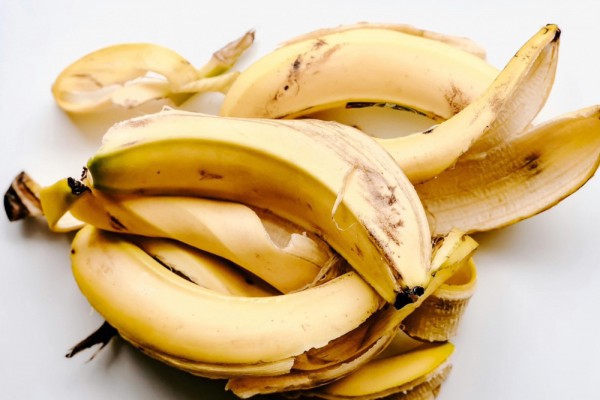 Làm đẹp từ gian bếp: Vỏ chuối giúp giảm mụn, sáng da