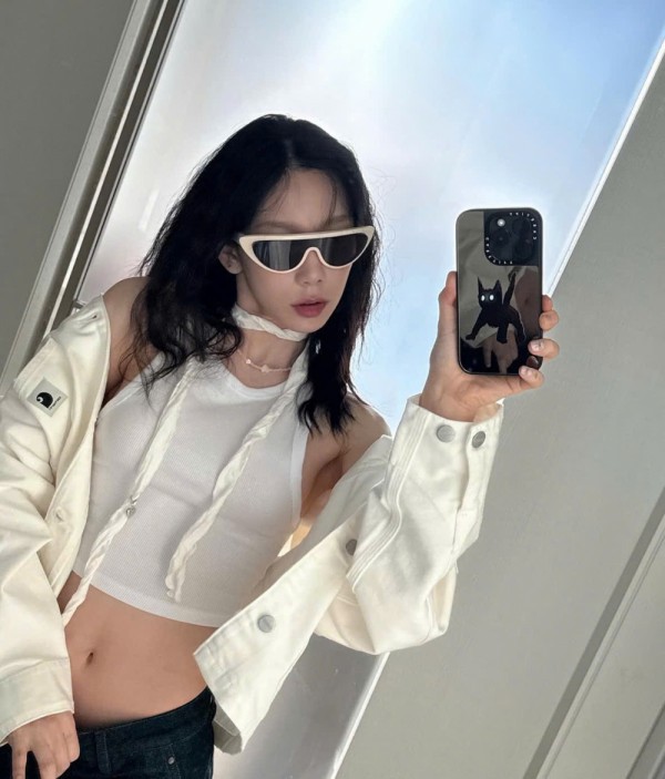 Làm mới bản phối mùa nắng với kính râm ngoại cỡ theo phong cách idol K-pop