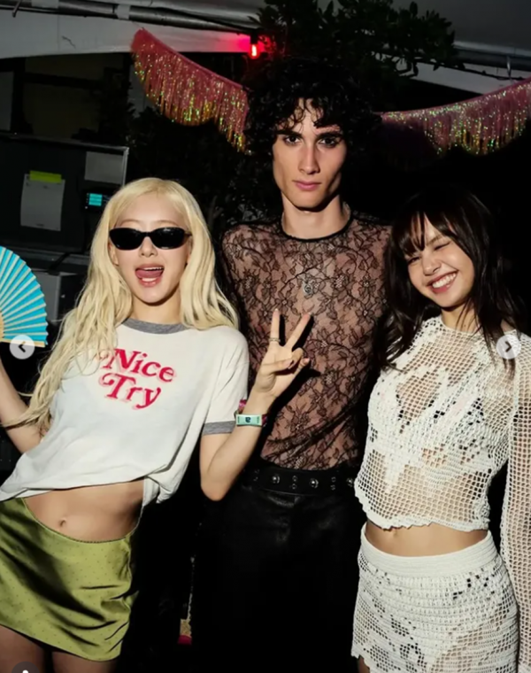 Lisa, Jennie cá tính khi tham dự lễ hội âm nhạc 