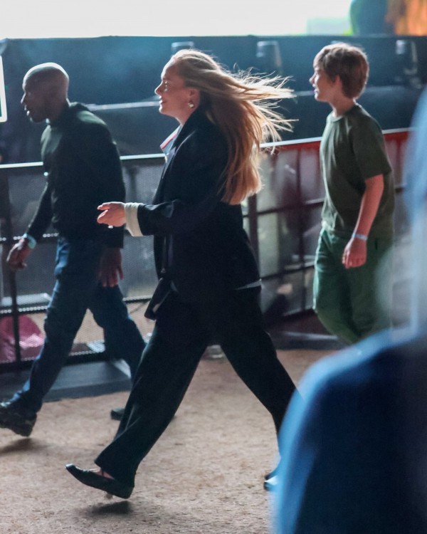 Lisa, Jennie cá tính khi tham dự lễ hội âm nhạc 