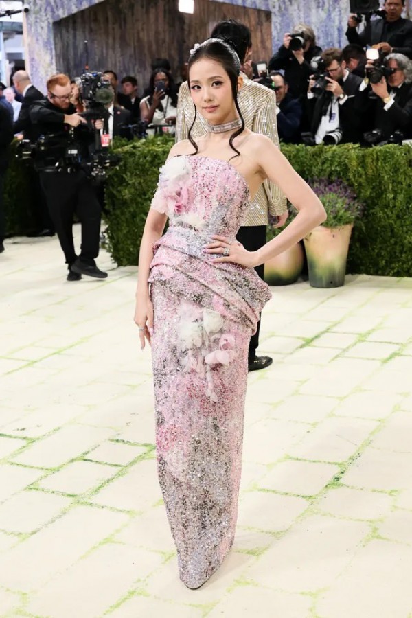 Lisa gây choáng với đầm 3D độc lạ, Jisoo hóa công chúa tại Met Gala 2026 