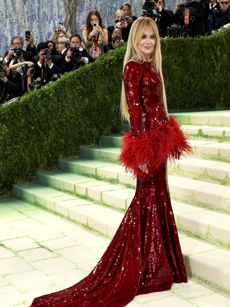Lisa gây choáng với đầm 3D độc lạ, Jisoo hóa công chúa tại Met Gala 2026 