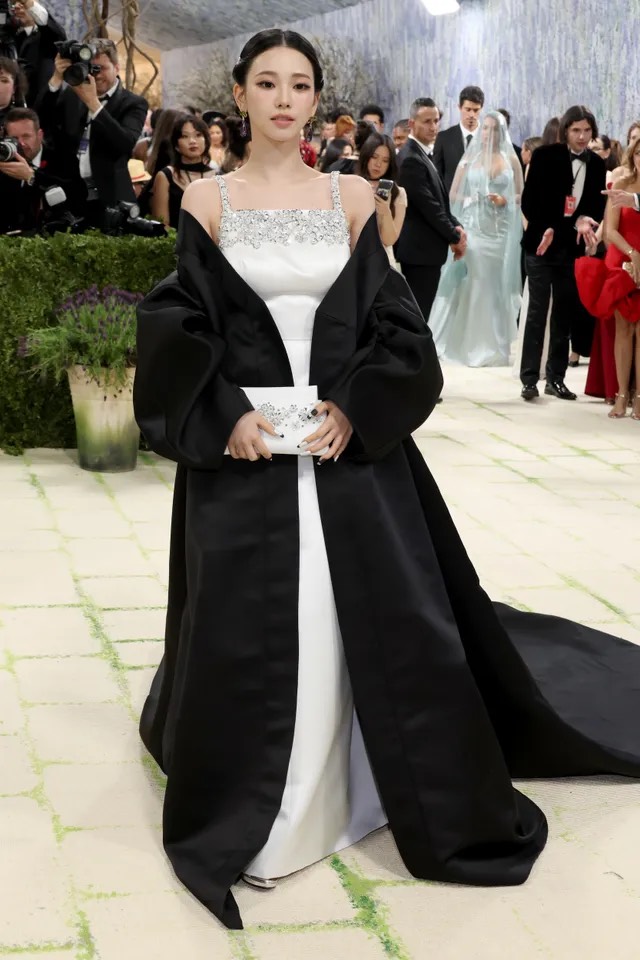 Lisa gây choáng với đầm 3D độc lạ, Jisoo hóa công chúa tại Met Gala 2026 