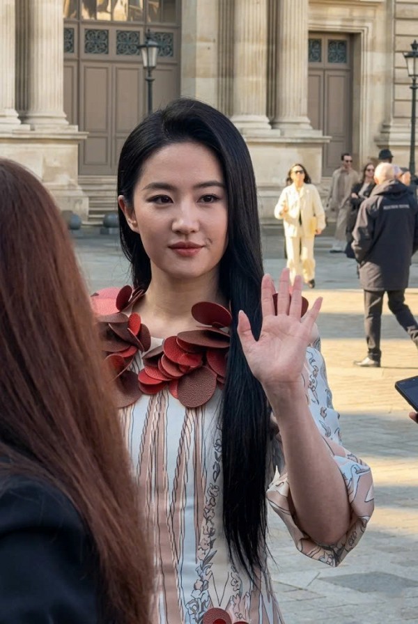 Lưu Diệc Phi "gây bão" tại tuần lễ thời trang Paris 2026 với váy đỏ Louis Vuitton