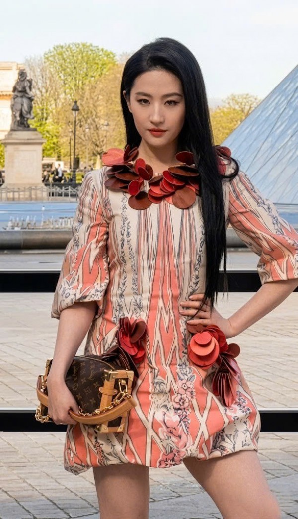 Lưu Diệc Phi "gây bão" tại tuần lễ thời trang Paris 2026 với váy đỏ Louis Vuitton