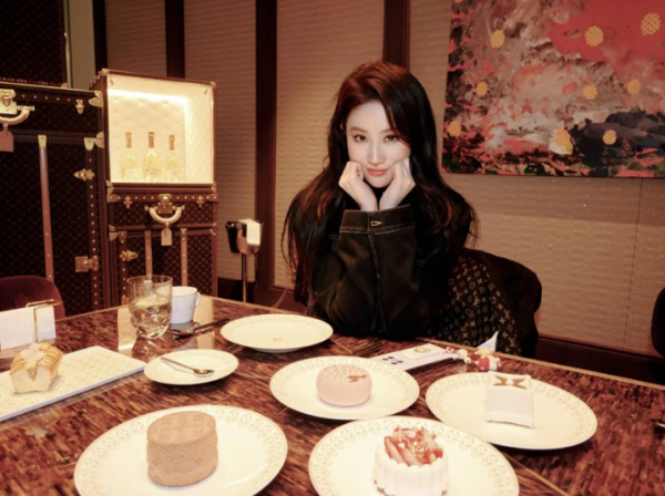 Lưu Diệc Phi gây chú ý với phong cách thời trang đời thường nhẹ nhàng, tinh tế