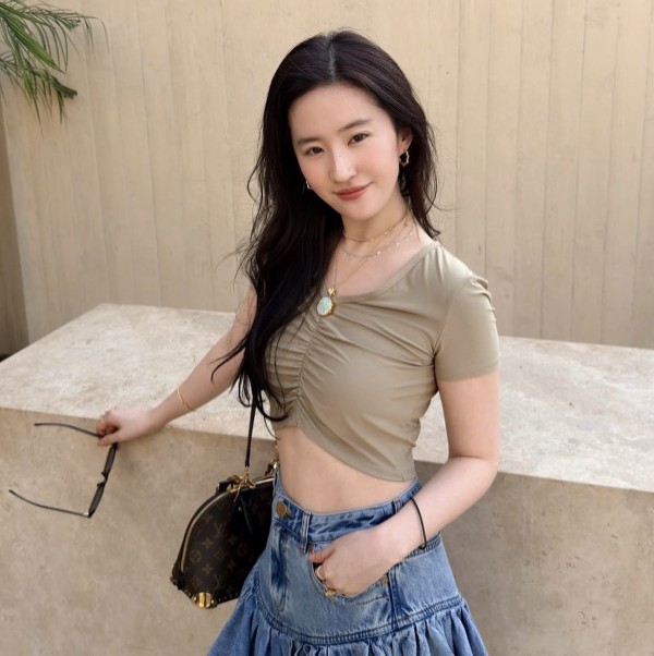 Lưu Diệc Phi gây sốt khi trở về trường cũ, nhan sắc tuổi 38 khiến dân mạng trầm trồ