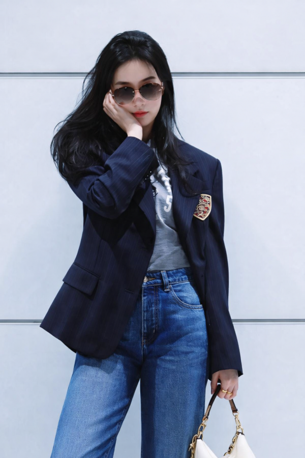 Lưu Diệc Phi gợi ý cách phối blazer và quần jeans lửng trẻ trung, năng động cho mùa xuân