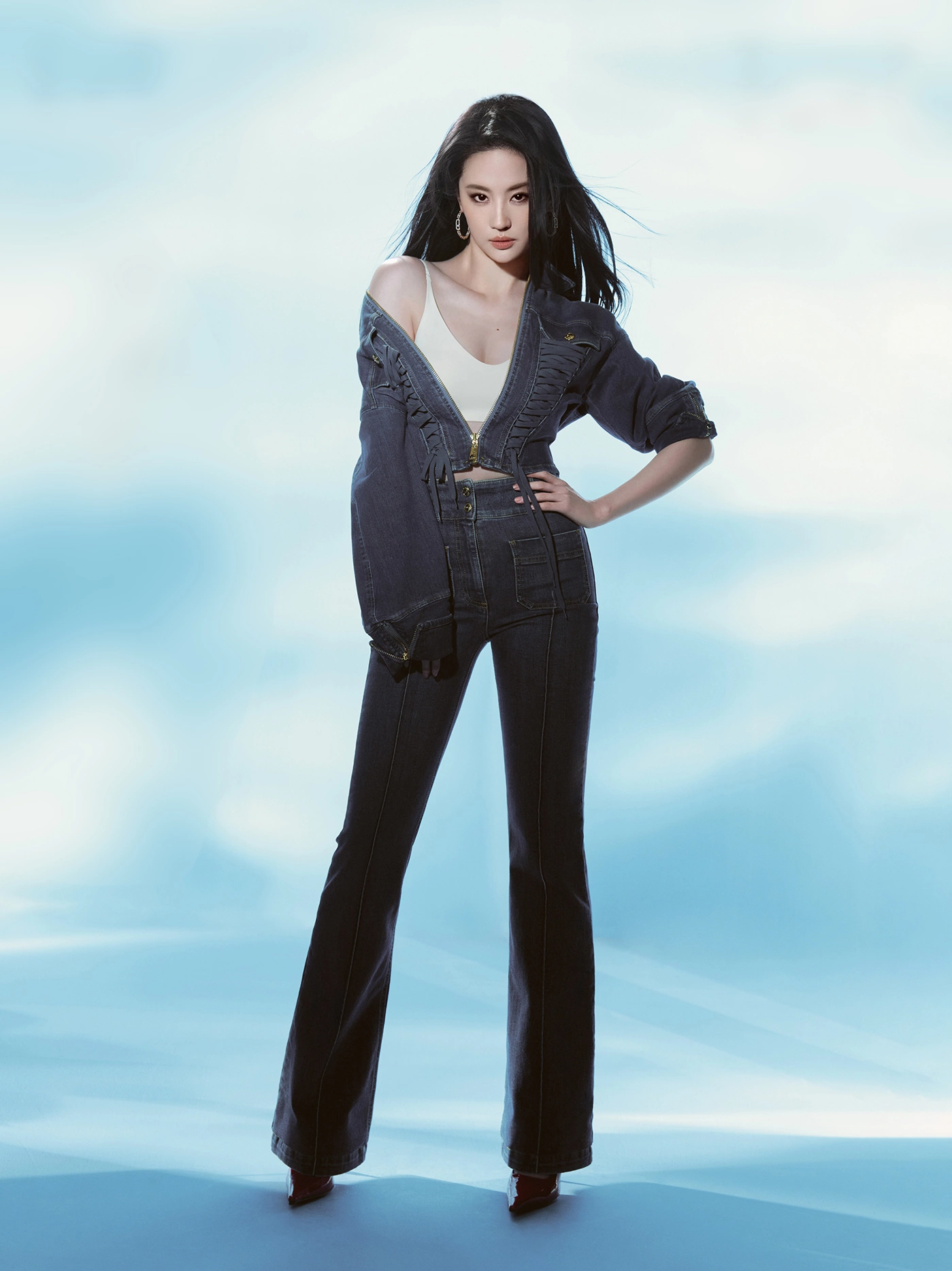 Lưu Diệc Phi khoe eo săn chắc, phối đồ đơn giản mà cuốn hút