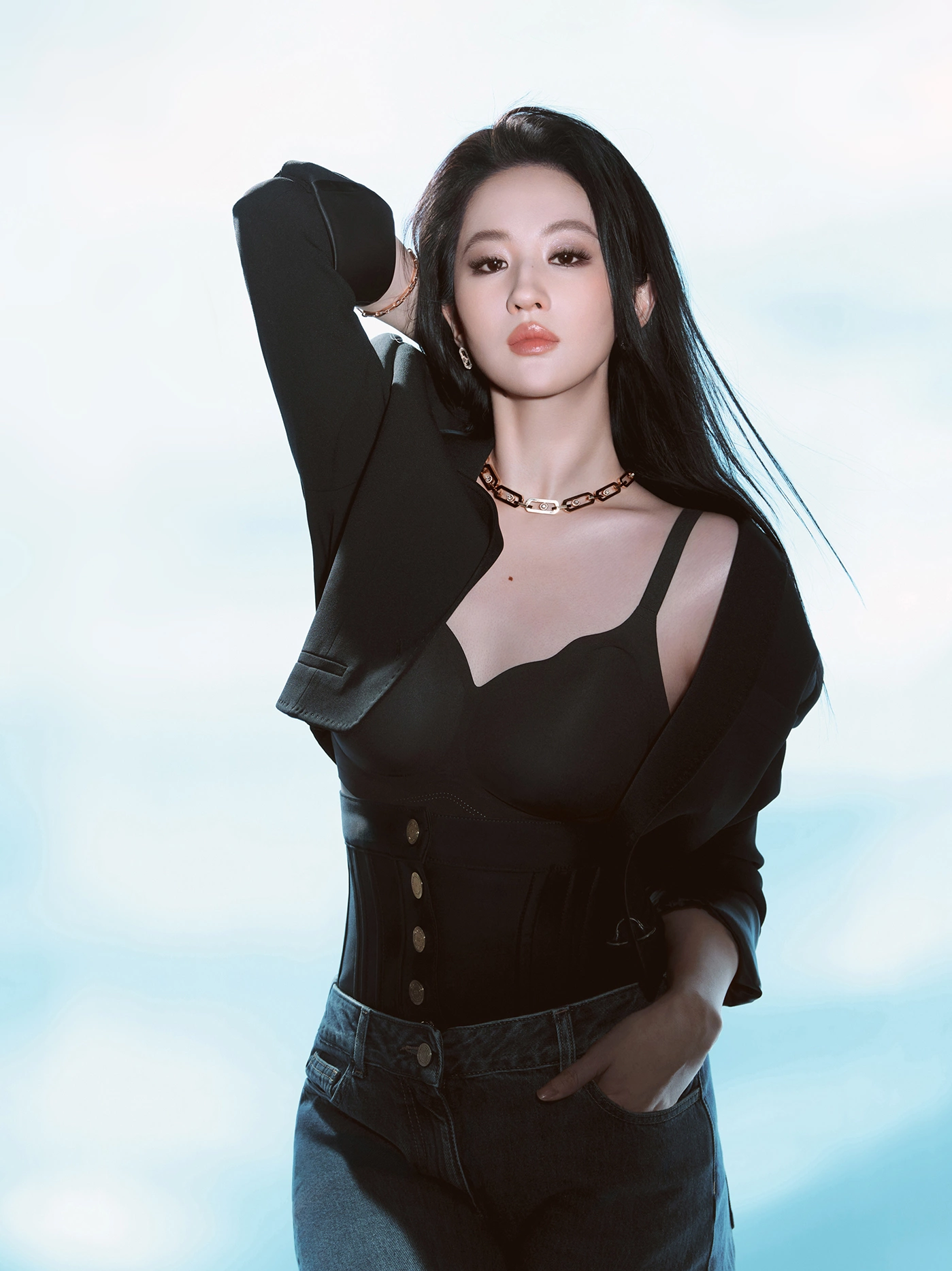 Lưu Diệc Phi khoe eo săn chắc, phối đồ đơn giản mà cuốn hút