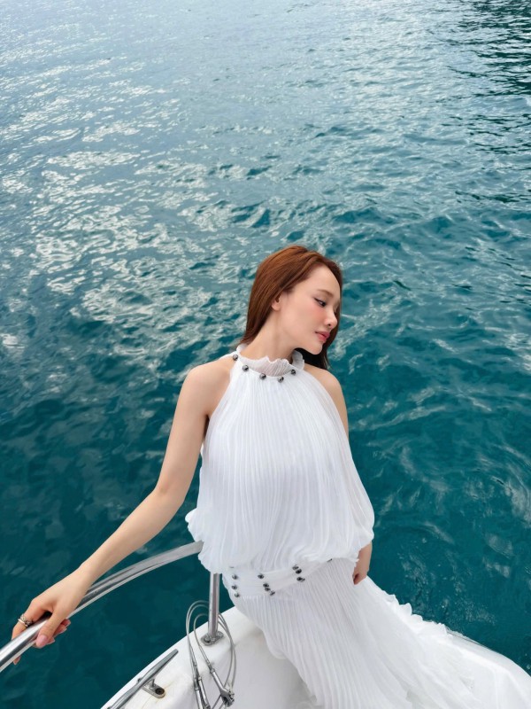 Mẹ 3 con Nhã Phương gây sốt với nhan sắc ngày càng quyến rũ