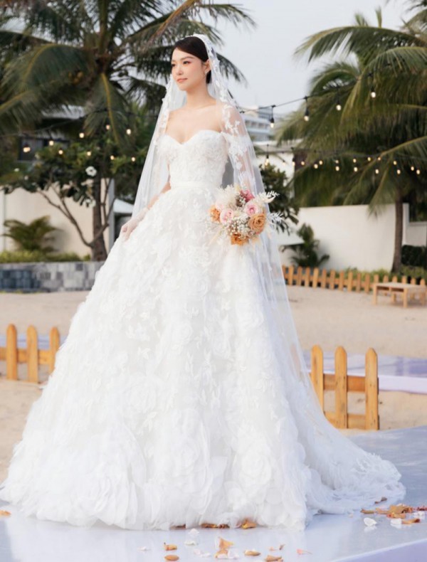 Minh Hằng diện váy cưới của thương hiệu được sao Hollywood ưa thích, bộ đắt nhất gần 400 triệu đồng