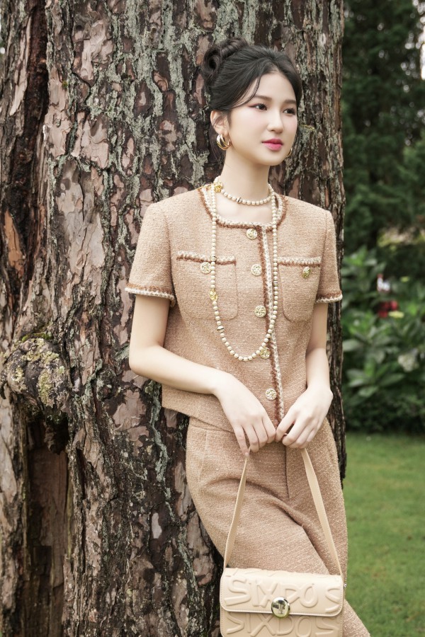 Nàng Mơ diện váy áo vải tweed hóa quý cô nước Pháp