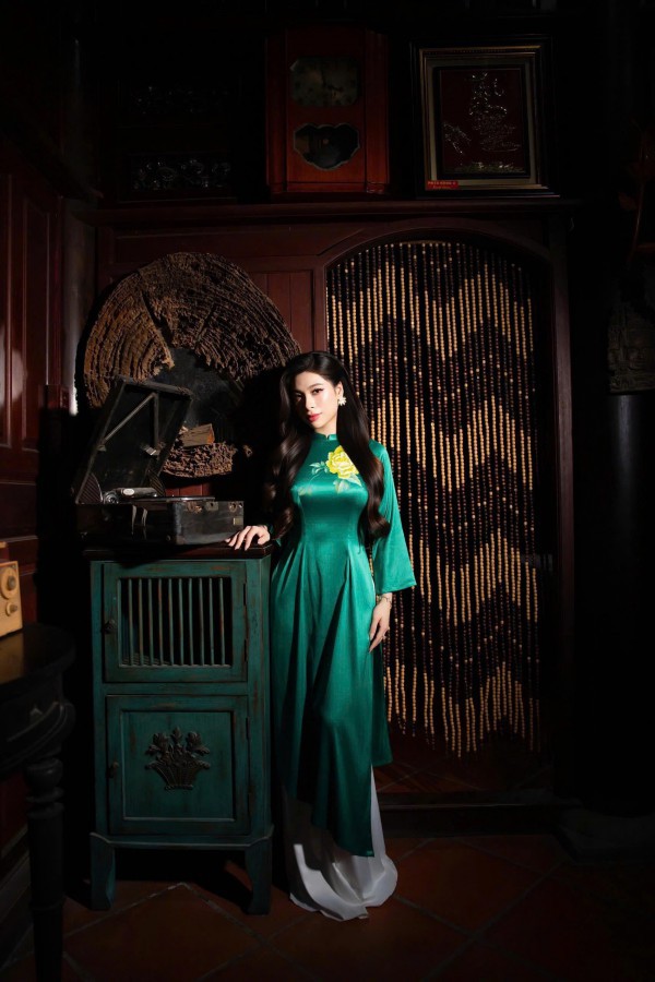 Nhan sắc con gái gen Z xinh như hoa hậu của diễn viên Lý Hương 