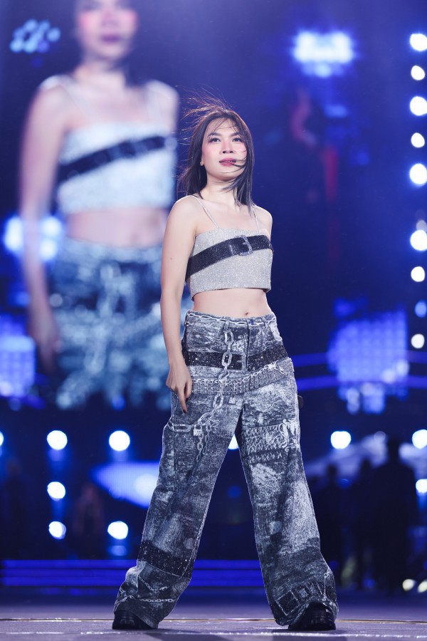 Những bộ cánh tôn vóc dáng cho Mỹ Tâm trên sân khấu concert 