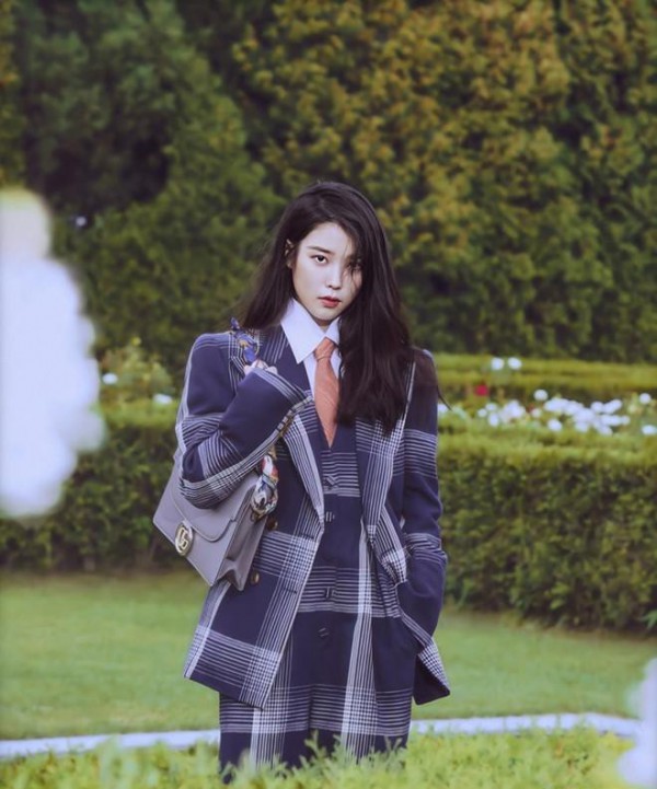 Nữ diễn viên, ca sĩ Hàn Quốc lăng xê phong cách công sở với cà vạt