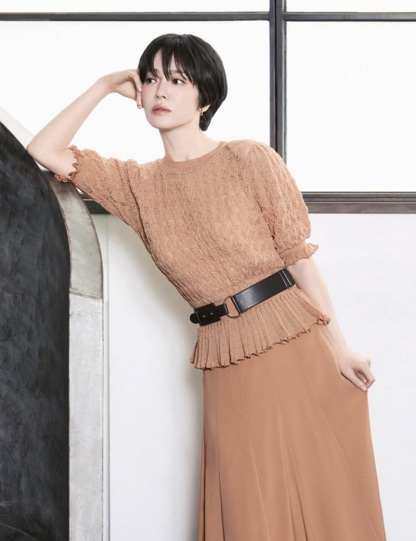 Phong cách công sở mùa hè thanh lịch, tối giản của Song Hye Kyo