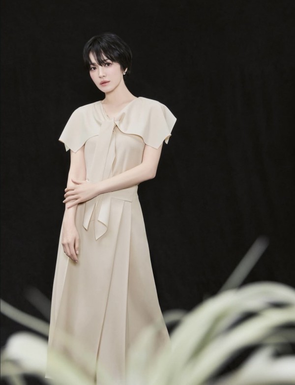 Phong cách công sở mùa hè thanh lịch, tối giản của Song Hye Kyo