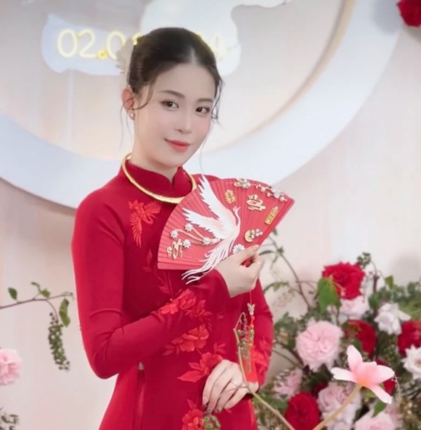 Phong cách giản dị và nữ tính của nàng thơ Kim Oanh - vợ cầu thủ Hồng Duy