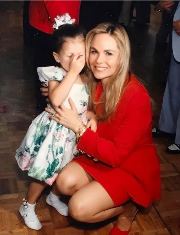 Phong cách thời trang của mẹ vợ Brooklyn Beckham: Thanh lịch, trẻ trung, chuẩn quý bà thượng lưu