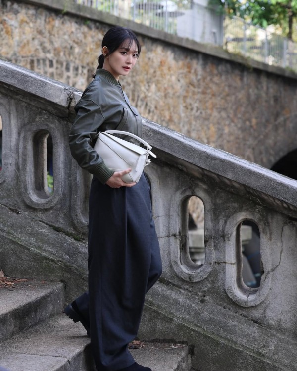 Phong cách tối giản của Shin Min Ah từ trong phim tới đời thực